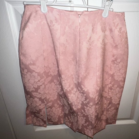 Noviello-Bloom Pink Floral Slitted Skirt | Size 4 - Picture 2 of 3